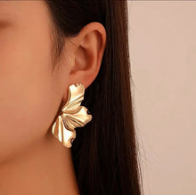 Load image into Gallery viewer, Chunky flower Earrings
