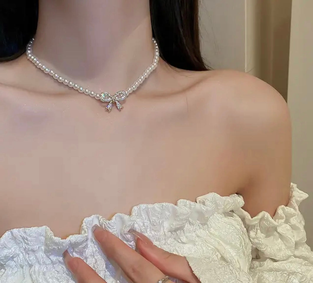 Pearl choker with bow detail