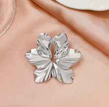 Load image into Gallery viewer, Chunky flower Earrings
